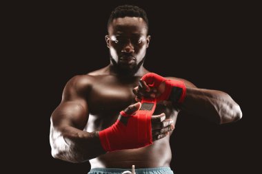 Odaklanmış genç adam savaşmaya hazırlanıyor