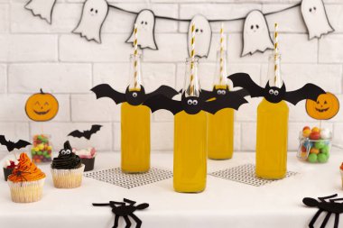 Cadılar Bayramı ürkütücü içecekler ve çocuklar için renkli cupcakes