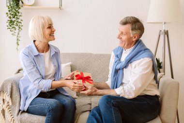 Sevgiyle hediye. Olgun adam eşine hediye veren