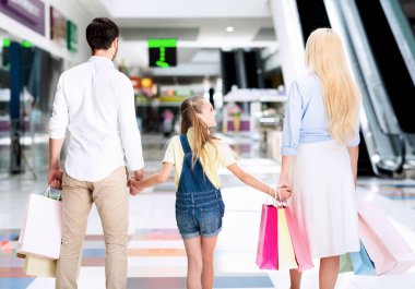 Tanınmayan Aile Alışveriş Merkezinde El Ele Yürümek, Arka Görüş