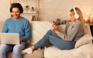 Evde Kulaklık Takan Dizüstü Bilgisayar ve Tablet Kullanan Pozitif Eşler