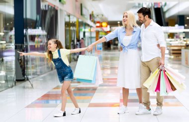 Kızı Işaret Parmak Alışveriş Merkezi'nde ailesine bir şey gösteren