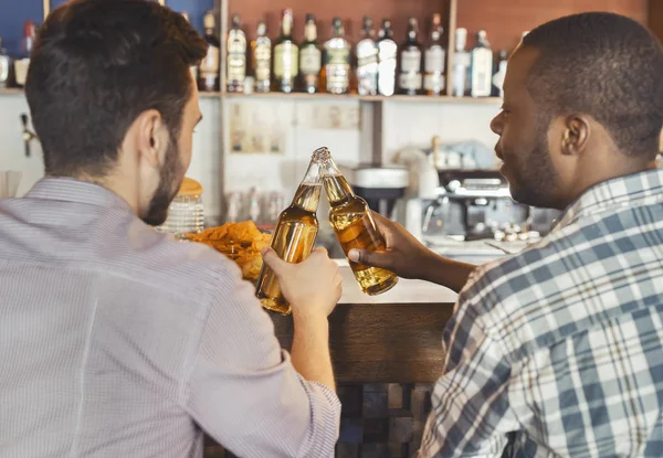 Barda birlikte bira içen iki adamın arka görünümü — Stok fotoğraf