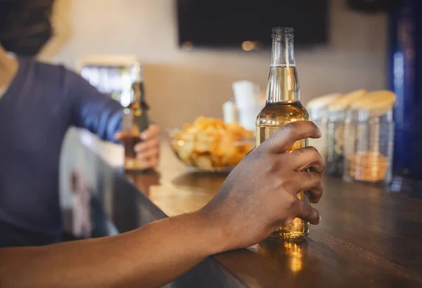 Recorte de amigos con botellas de cerveza y patatas fritas — Foto de Stock