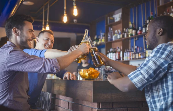 Mutlu Guys Clinking Bira Şişeleri Barda — Stok fotoğraf