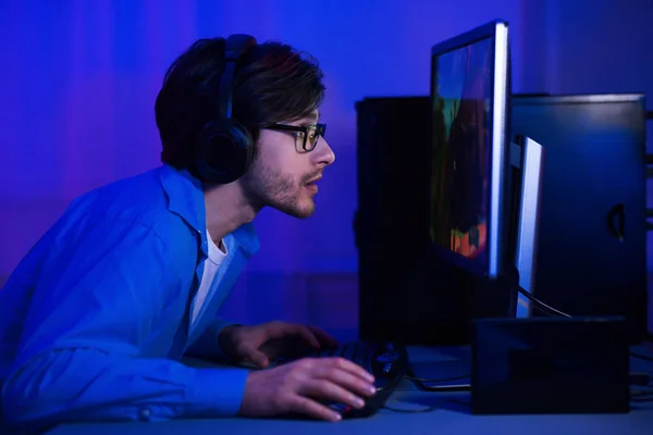 Hombre adicto jugando videojuego en casa —  Fotos de Stock