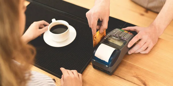 Mujer pagando con tarjeta de crédito de oro en la cafetería para sabroso americano — Foto de Stock