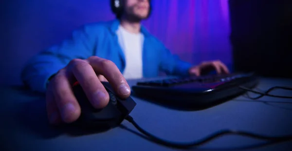 온라인 게임을 하는 컴퓨터 마우스를 사용하는 남성 손 — 스톡 사진