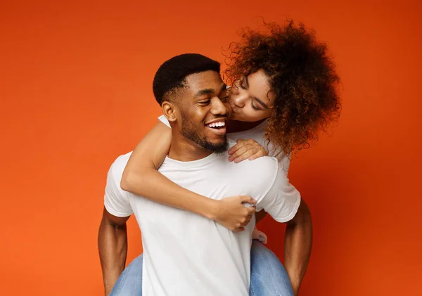 African american millennial couple fooling together, girl kissing her boyfriend — Stock Photo, Image