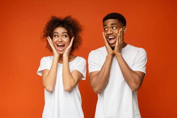 Incrível casal afro-americano gritando em choque — Fotografia de Stock