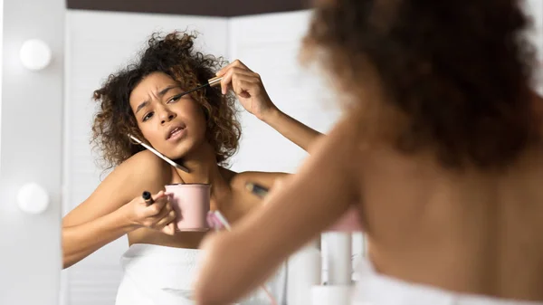 Chica hablando por teléfono la aplicación de máscara de beber café contra el espejo — Foto de Stock