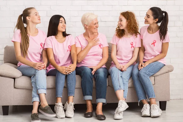 Mujer In Pink Camisetas Compartiendo la experiencia del tratamiento del cáncer de mama en interiores — Foto de Stock