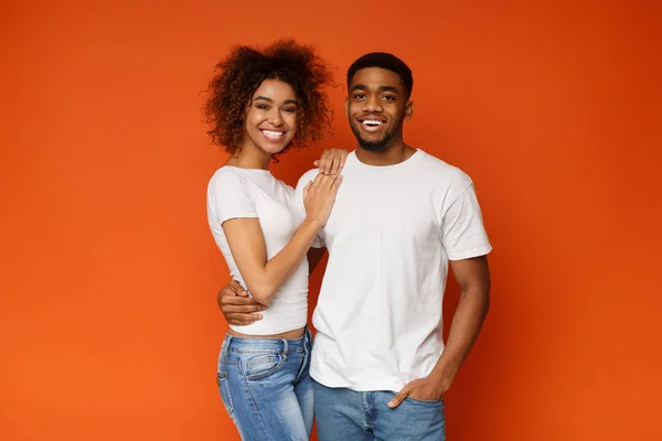 Heureux couple afro-américain embrassant et souriant — Photo