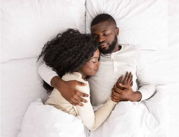 Von oben: afrikanisch-amerikanisches Paar schläft zusammen im Bett — Stockfoto