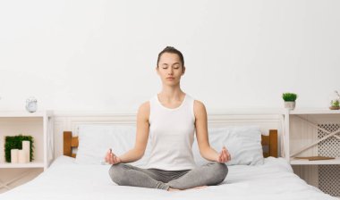 Genç sportif kadın uygulama Yoga sonra uyanma