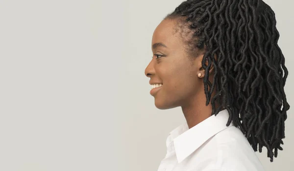 Afro biznes dziewczyna stoi na szarym tle, portret profil, Studio — Zdjęcie stockowe
