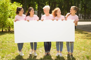 Parkta Beyaz Tahta Tutan Meme Kanseri T-Shirt Kadınlar