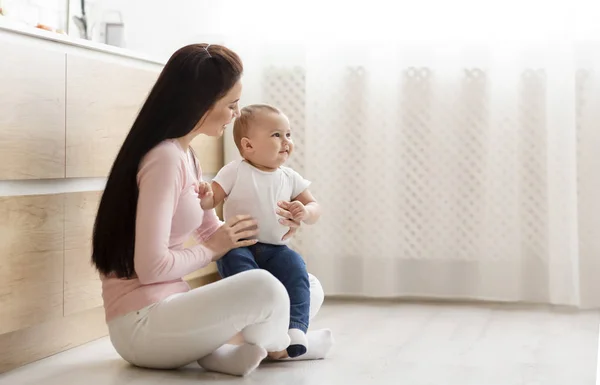 Bin yıllık anne mutfak katta onun bebek oğlu ile oynuyor — Stok fotoğraf