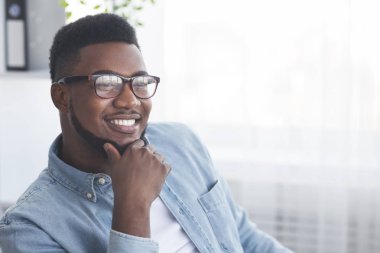 Gözlükyakışıklı gülümseyen Afro-Amerikan adam portresi