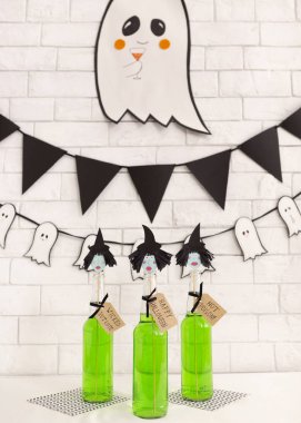 Sevimli hayalet ile Yaratıcı çocuklar yeşil Halloween kokteyller
