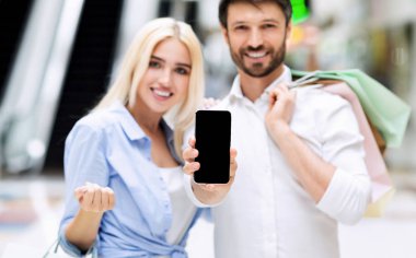 Alışveriş Merkezinde Duran Boş Cep Telefonu EkranGösteren Eşler, Mockup