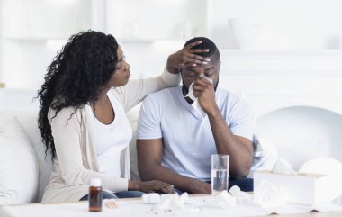 Siyah Kadın Onun Hasta Kocası Bakıyor