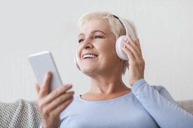 Üst düzey kadın müzik zevk ve akıllı telefonda video izlerken