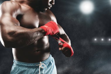 Boks ringi yumruksarma üzerinde savaşçı yakın çekim