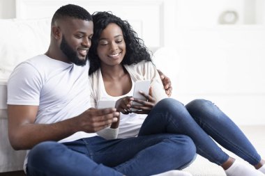 Bin yıllık çift evde akıllı telefonda sosyal medya tarama