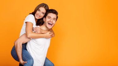 Sarı arka planda eğlenen sevgi dolu çift