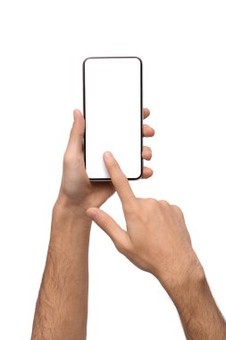 Beyaz arka planda boş ekrana sahip akıllı telefon kullanan eller