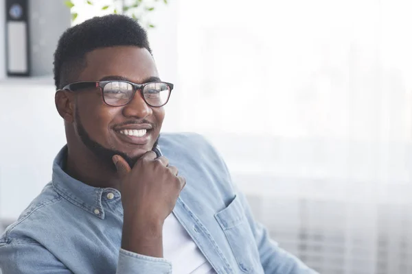 Ritratto di bell'uomo afroamericano sorridente in occhiali — Foto Stock