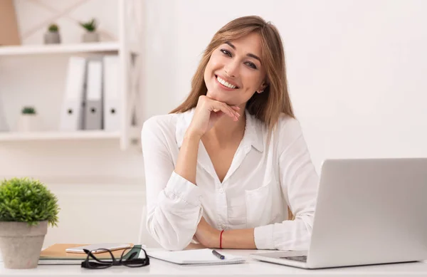 Successful Entrepreneur Lady Sitting At Laptop In Modern Office — Stock Photo, Image