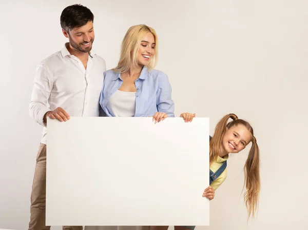 Familie hält weiße Tafel für Text auf weißem Hintergrund — Stockfoto