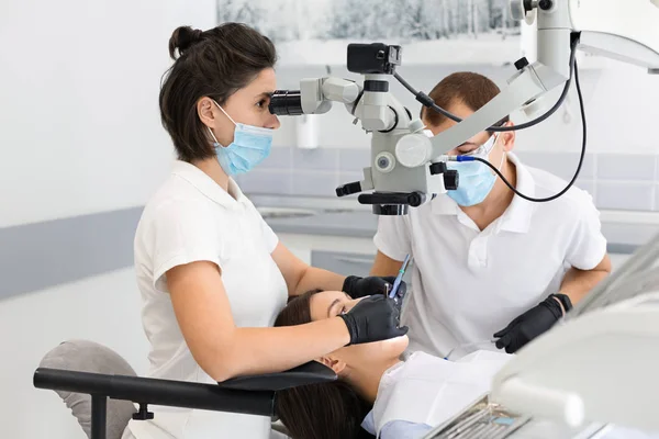 Professionele tandarts met behulp van moderne technologieën in behandeling — Stockfoto
