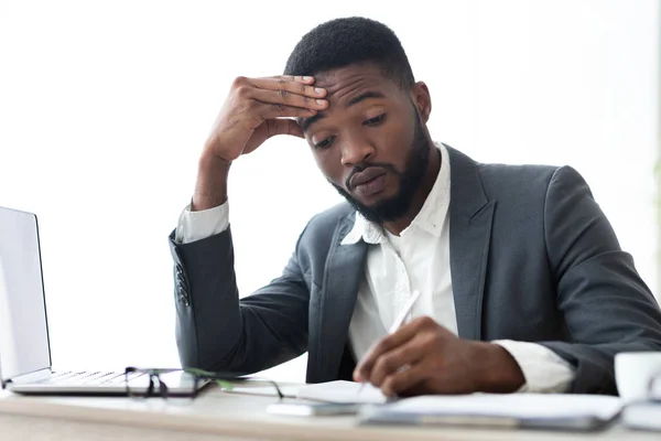 Απασχολημένος Αφρικανός Αμερικανός επιχειρηματίας υπογράφει συμβόλαια ή συμφωνίες στο χώρο εργασίας — Φωτογραφία Αρχείου
