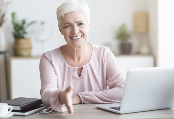 Positive Senior Business Lady gibt Hand zum Schütteln — Stockfoto