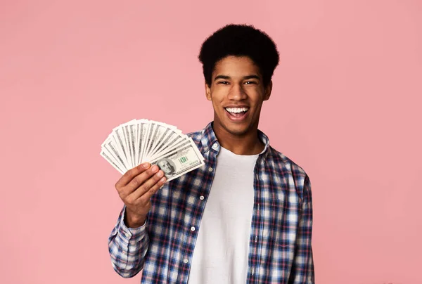 Emocionado chico afroamericano sosteniendo un montón de dólares — Foto de Stock