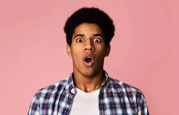 Surprised african-american guy opened mouth in amazement — Stock Photo, Image