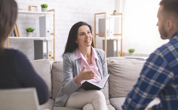 Professional psychologist giving advice to newlyweds at session — Stock Photo, Image