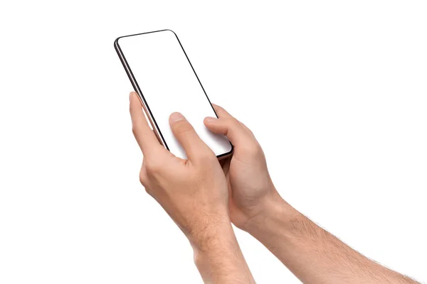 Mans ręce SMS-y na smartfonie z pustym ekranem — Zdjęcie stockowe
