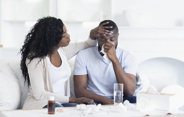 Zwarte vrouw op zoek naar haar zieke man — Stockfoto