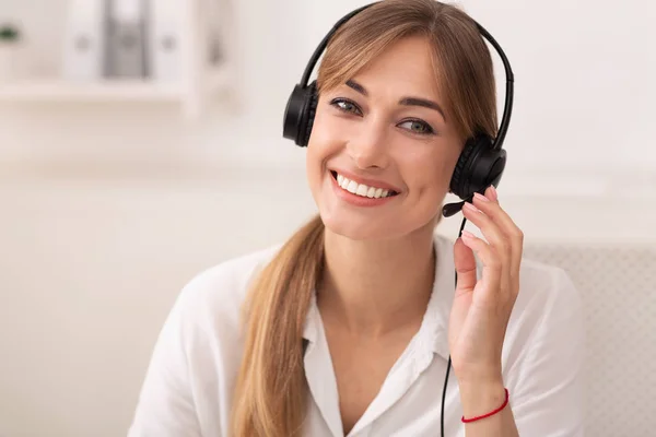 Lachende vrouw in headset werken in Call Center Office — Stockfoto