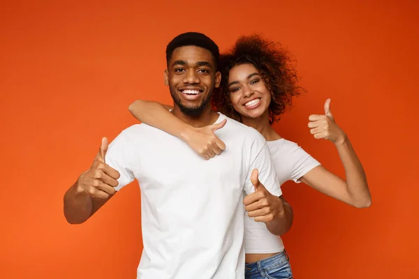 Alegre casal africano mostrando polegares para cima gesto — Fotografia de Stock