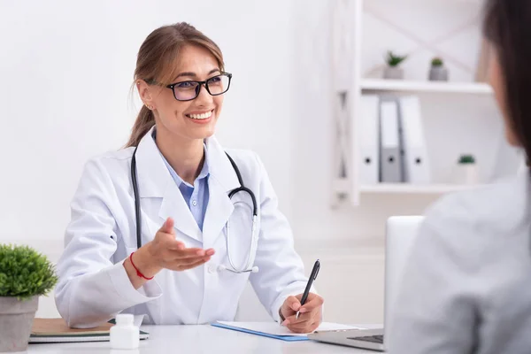 Lady Doctor Parler avec un patient méconnaissable pendant le rendez-vous au bureau — Photo