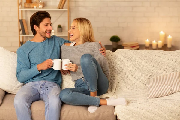 사랑하는 커플 clanging 컵 함께 앉아 에 소파 에 홈 — 스톡 사진