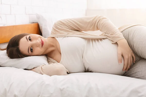 Tenang wanita hamil muda beristirahat di tempat tidur — Stok Foto