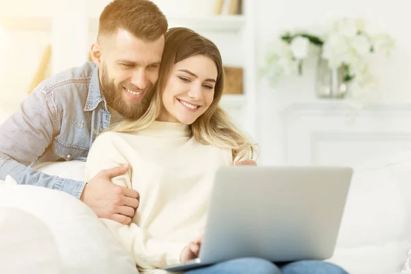 Panggilan video online. Pasangan bahagia menggunakan laptop, ruang kosong — Stok Foto