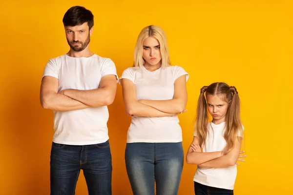 Kızgın Aile Daimi Crossing Hands Sarı Stüdyo Arka Plan On Frowning — Stok fotoğraf