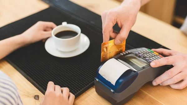 Fechar a transação com cartão de crédito no café para café — Fotografia de Stock
